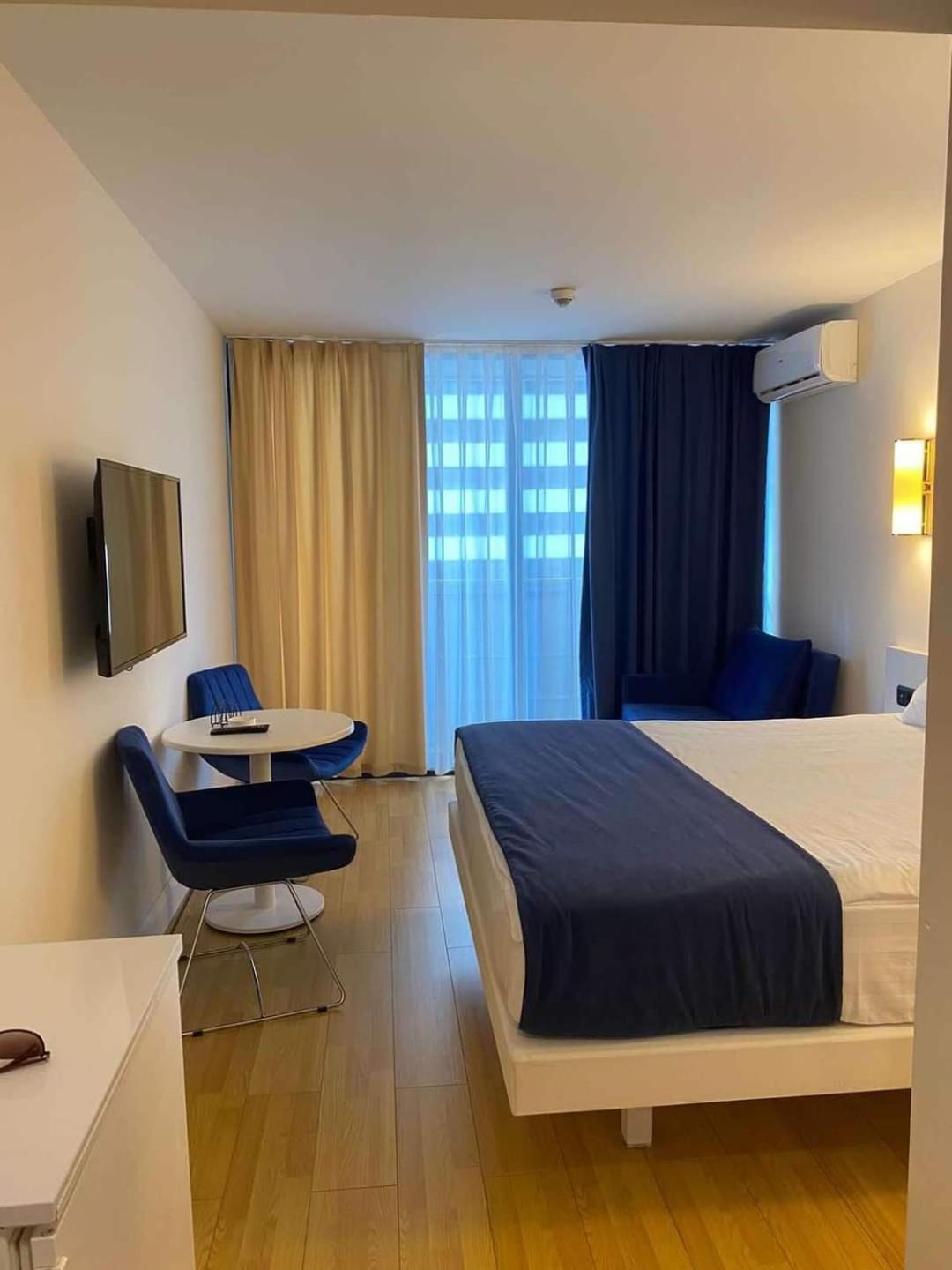 Lux Apart Hotel 555 Batumi Quarto foto